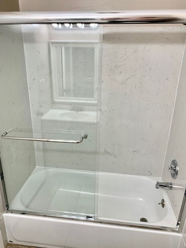 Building Photo - Great 2 bed, 1.5 Bath Condo with Garage in...