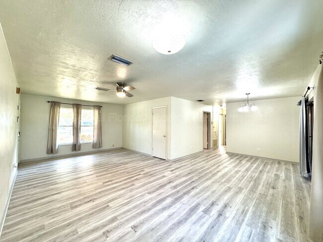 Building Photo - 1074 Gerona Ave