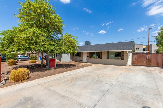 Building Photo - 1100 W 12th St