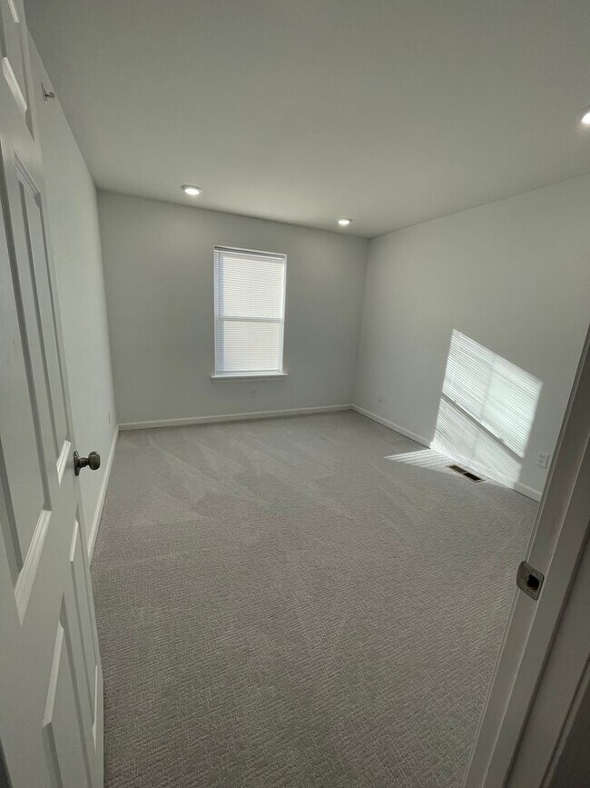 Building Photo - 418 E Doxey St