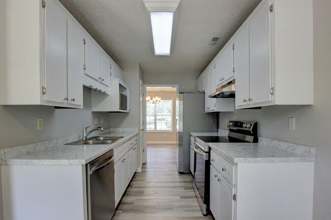 Building Photo - Stunning Brick Front Home With Fireplace And Hardwood Flooring In Sango Area