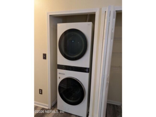 Building Photo - 2/2 on Westside