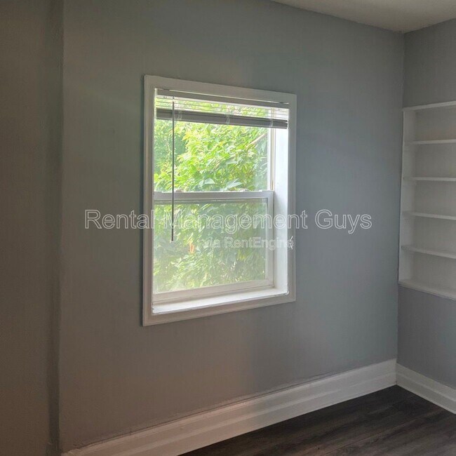 Building Photo - 2110 Fremont Ave N