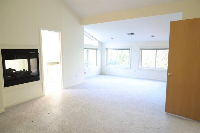 Building Photo - 145 Captain Eames Cir