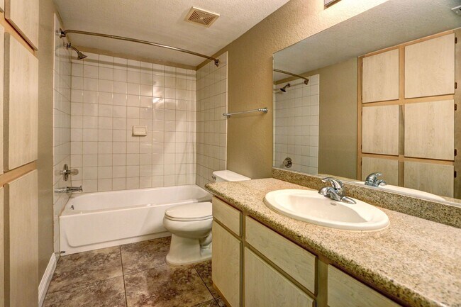 Building Photo - Fabulous Home!