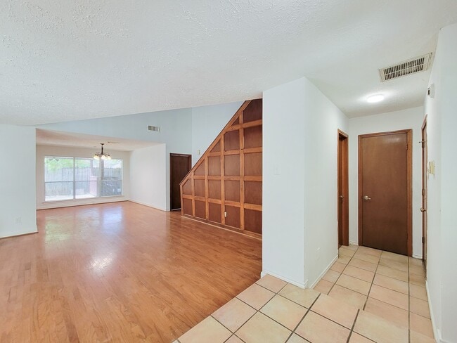 Building Photo - 2030 Creek Valley Ln