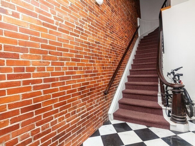 Building Photo - 1662 Washington St