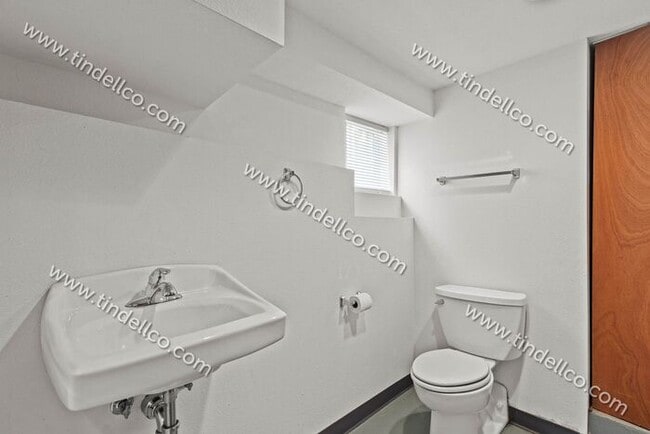 Building Photo - Pet Friendly 4 bedroom 2 bathroom home located blocks from University of Portland!