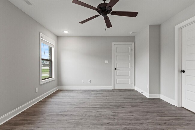 Building Photo - Stylish 4BR Townhome Living in the Heart o...