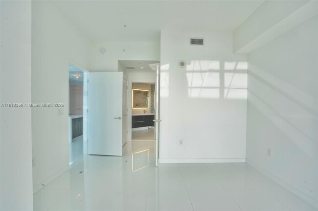 Building Photo - 851 NE 1st Ave