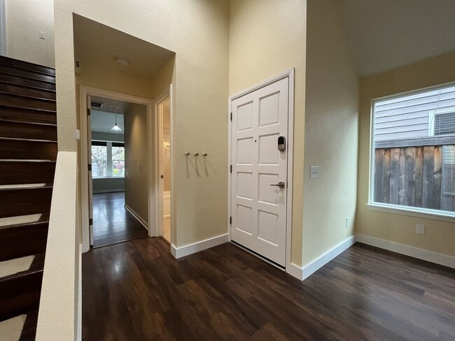 Building Photo - Stunning Lake Oswego Home with Outdoor Retreat, Vaulted Ceilings & Walk-In Closet