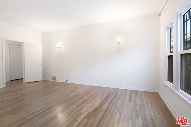 Building Photo - 362 N Mansfield Ave