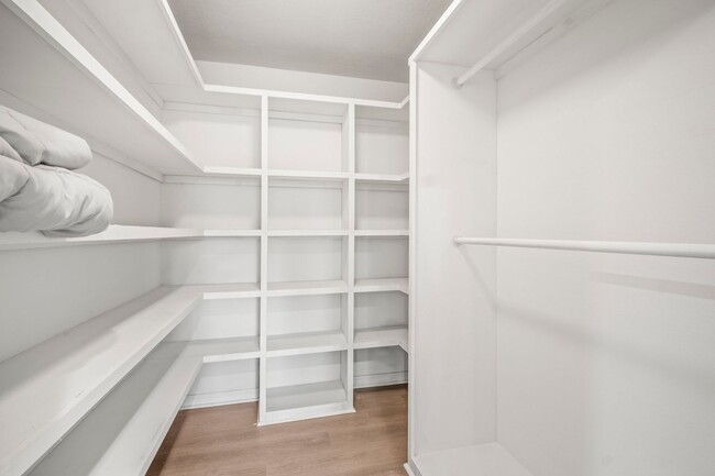 Building Photo - Fully Renovated 3 Beds 2 baths condo off M...
