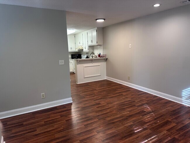 Building Photo - 2041 Greenwood Plz SW