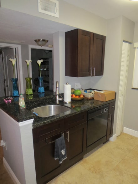 Building Photo - 2811 N Oakland Forest Dr