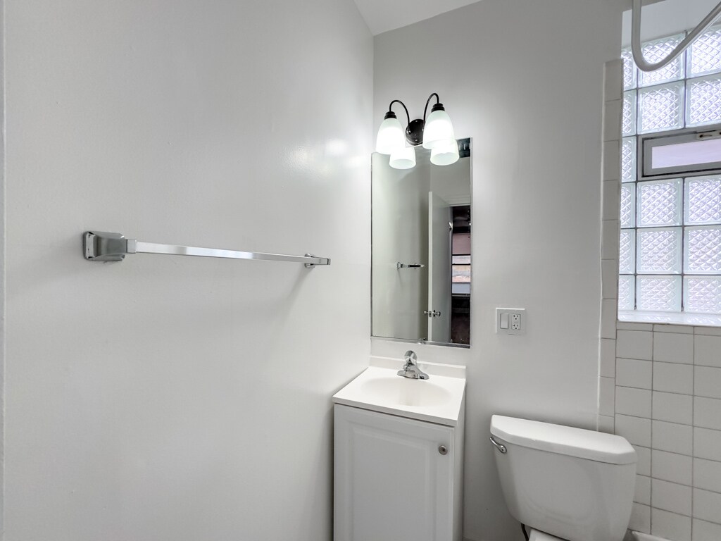 Building Photo - 4241 N Kenmore Ave