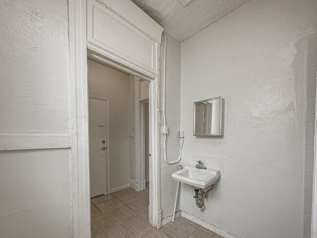 Building Photo - 809 N Virginia St
