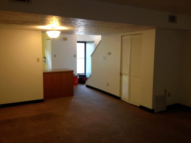 Building Photo - 3 bedroom Condo with updated Kitchen and B...