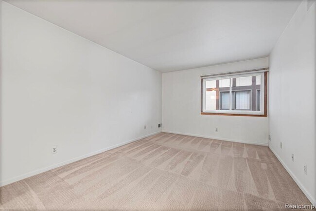 Building Photo - 1049 Country Club Dr