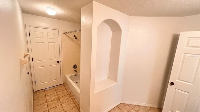 Building Photo - 3658 Oakdale Cir