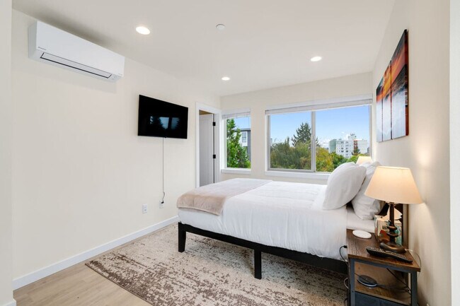 Building Photo - 823 NE 70th St