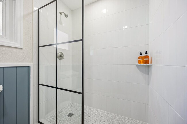 Building Photo - 637 S Orlando Ave