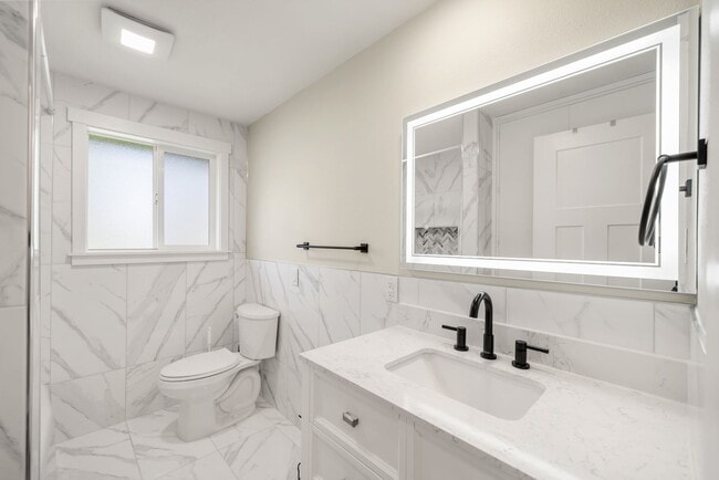 Building Photo - Beautifully updated 3 bed 3 bath Steilacoo...