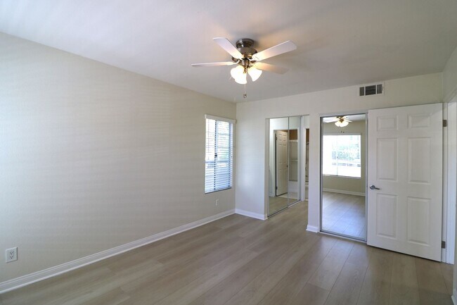 Building Photo - 5545 Canoga Ave