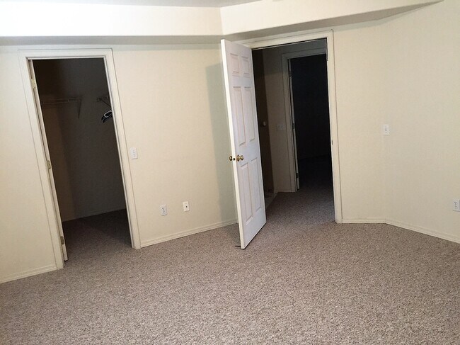 Building Photo - 2305 W Woodin Ave