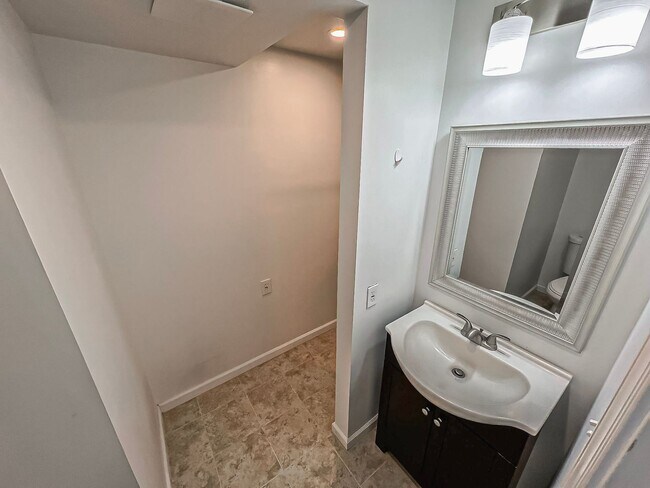 Building Photo - Sunny And Delightful 3 Bed 2.5 Bath Interior Townhome In Refreshing Newgate