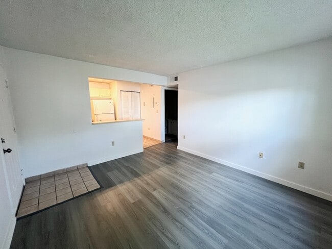 Building Photo - 350 Palm Cir W