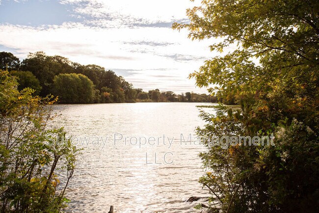 Building Photo - 319 N Newton Lake Dr