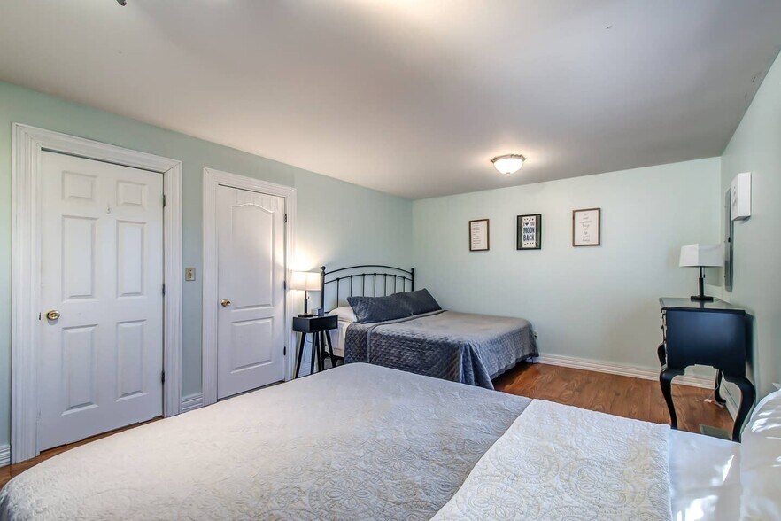 Main Floor Bedroom - 2003 Rosecliff Dr