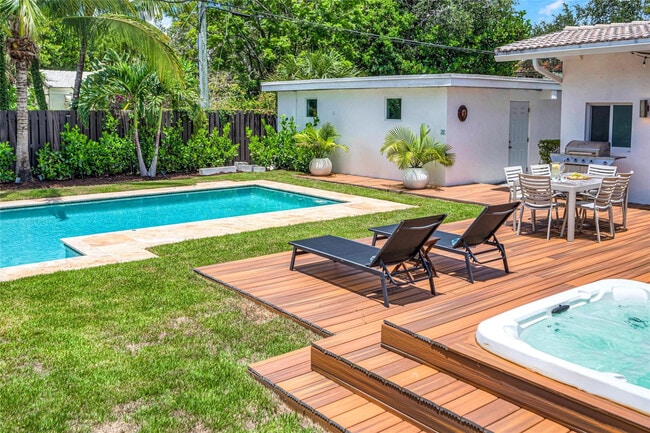 Building Photo - 549 NE 14th Ave