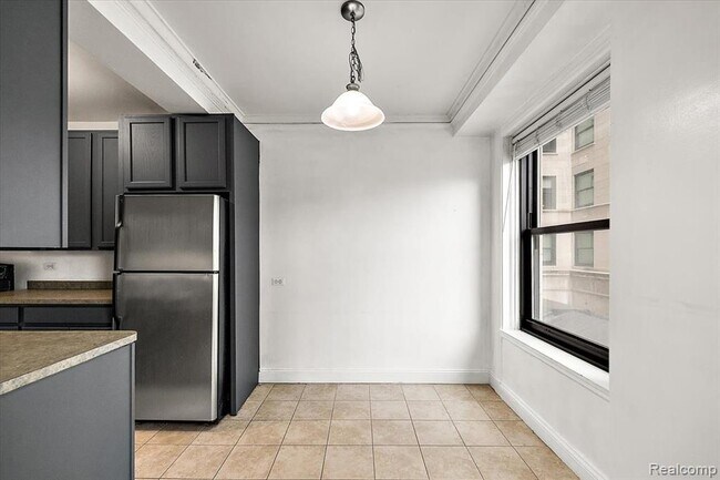 Building Photo - 15 E Kirby St