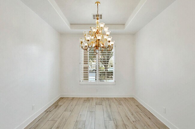 Building Photo - 5 Bedroom Pool Home Located In Summerlin G...