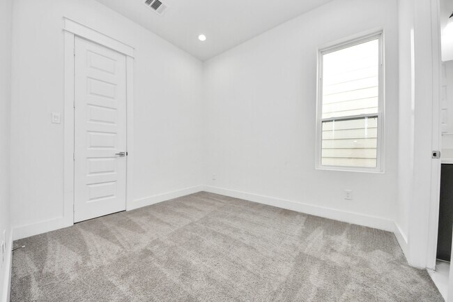 Building Photo - 5402 Margarita St