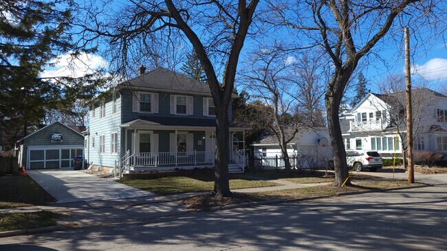 Building Photo - 424 11th St