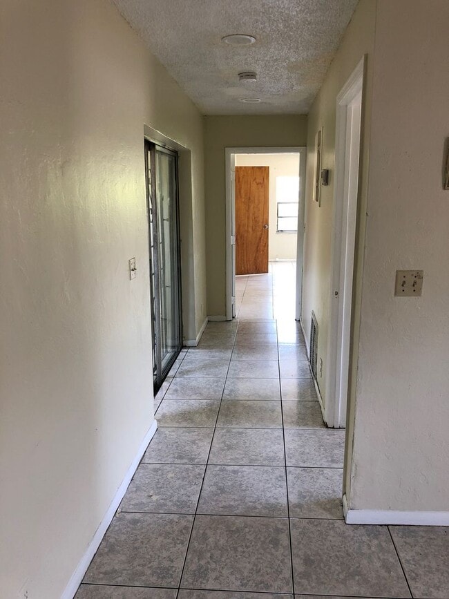 Building Photo - Large 4-2 house with central air and hooku...