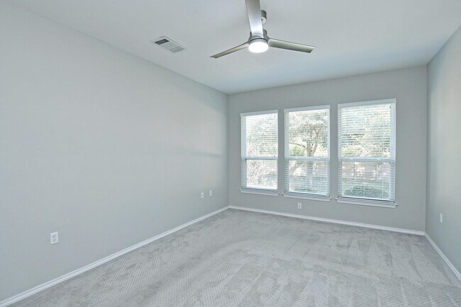 Building Photo - 313 Essex Ln