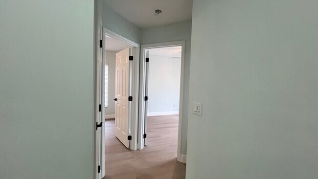 Building Photo - 567 Queensbridge Dr