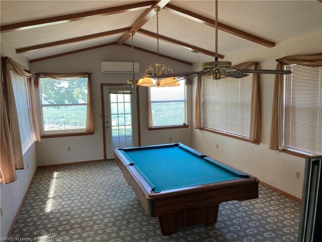 Building Photo - 927 Skyline Dr