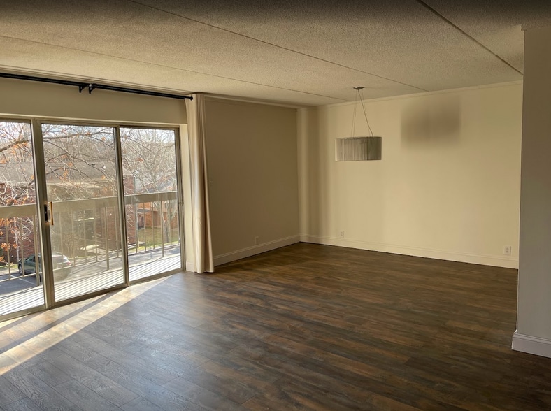Living room into dining room - 8514 Madrid Ct