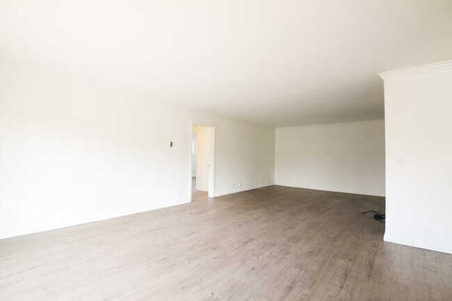 Building Photo - 14306 Riverside Dr