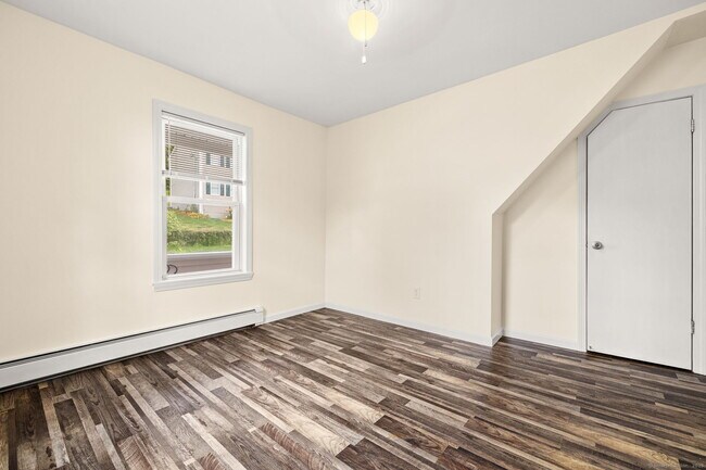 Building Photo - 143 Kneen St