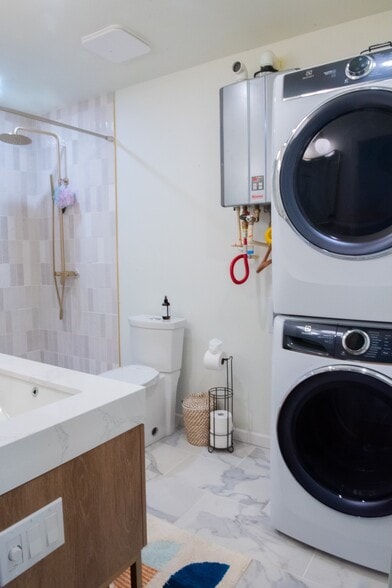 Primary bathroom - 870 Vera St SE