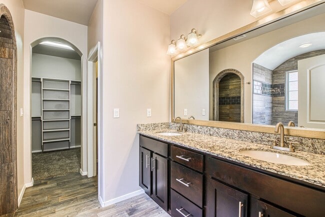 Building Photo - Beautiful Westside home with 3 bed-2 baths...