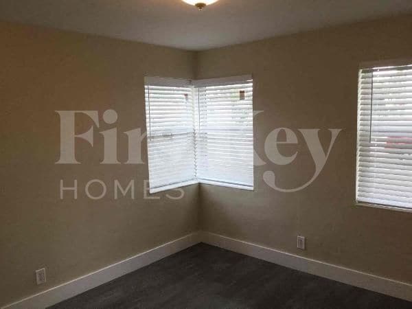 Building Photo - 2530 NE 9th Ave