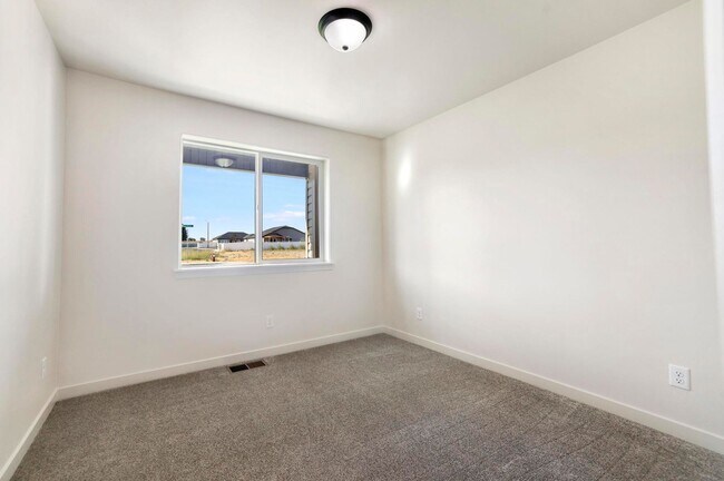 Building Photo - 392 Rock Dove Loop