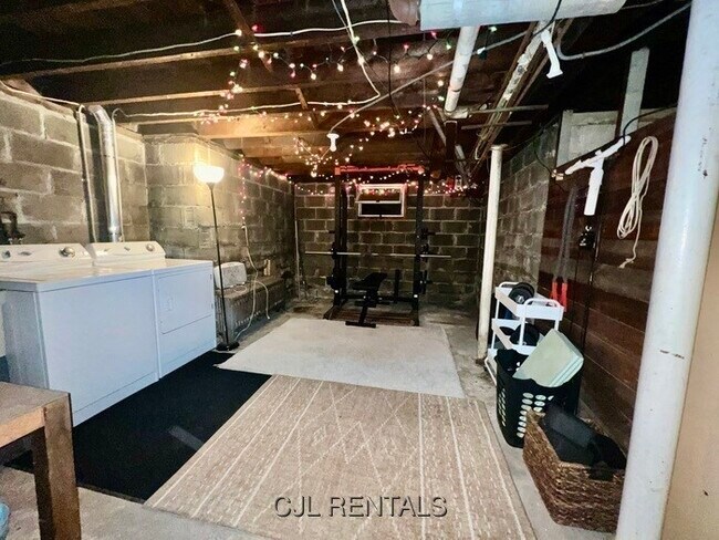 Building Photo - 33 Evans St